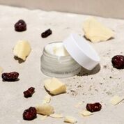 Crema con Arándano para labios y ojos.
